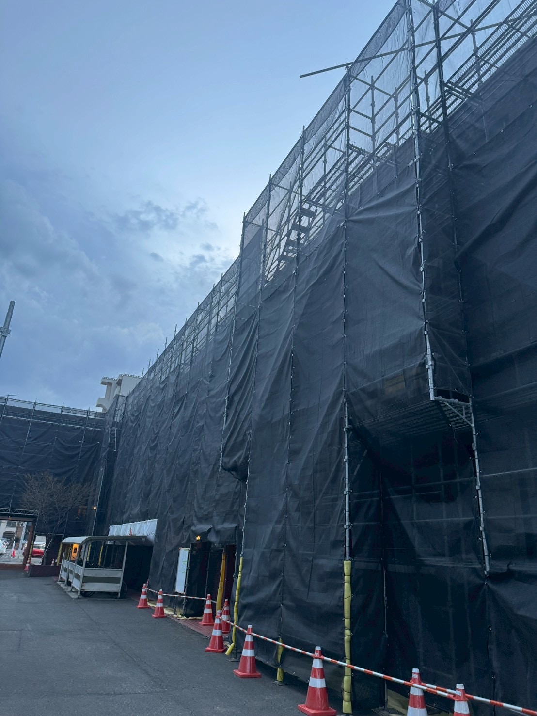 東区　マンション　足場架払工事